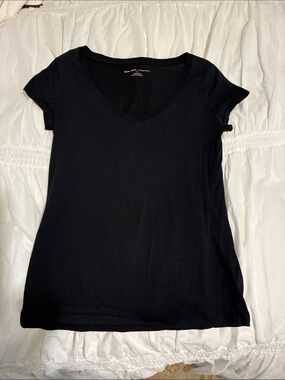 New York & Company Black V-Neck Short Sleeve Tee